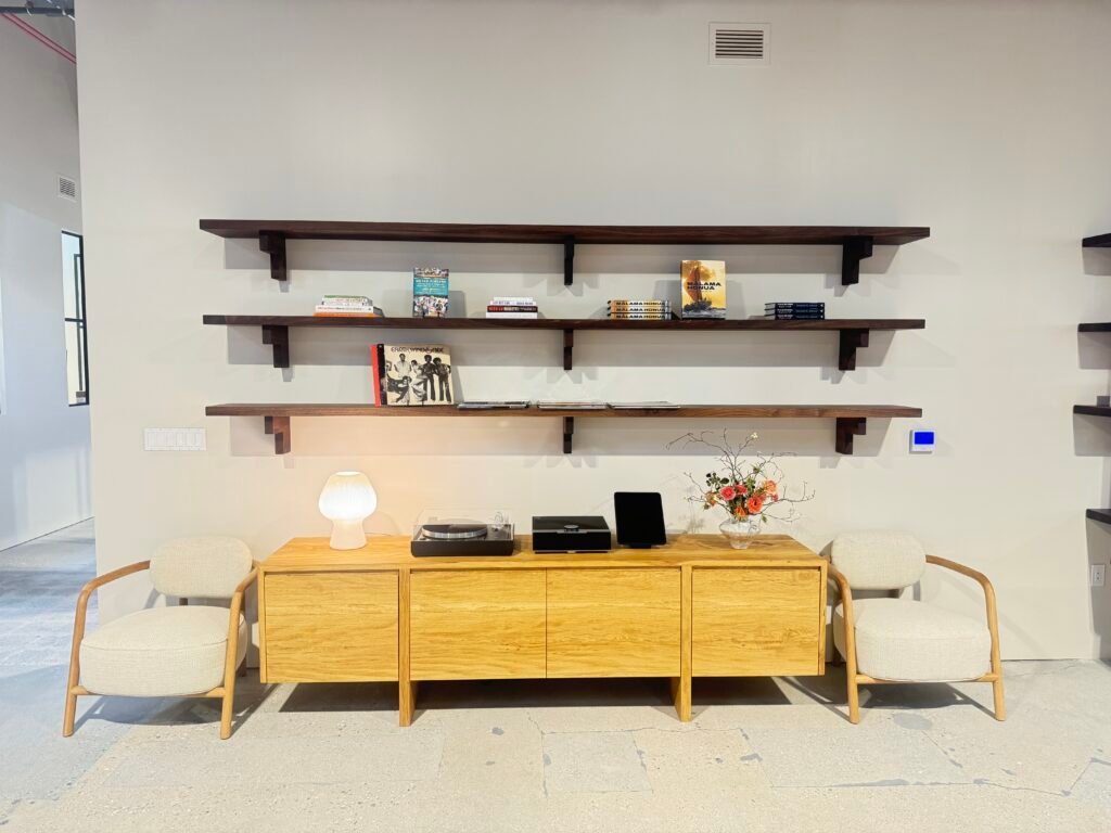 Linn_Sondek_Majik_LP12_Black_Linn_Selekt_DSM_Classic_at_Emmerson_Collective_Santa_Monica_Custom_Install_Commercial_by_British_Audio_Guys_Front-scaled