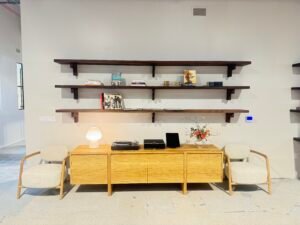 Linn_Sondek_Majik_LP12_Black_Linn_Selekt_DSM_Classic_at_Emmerson_Collective_Santa_Monica_Custom_Install_Commercial_by_British_Audio_Guys_Front-scaled